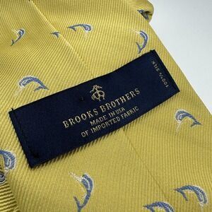 Brooks Brothers Mens Necktie Tie Yellow Dolphin All Over Print Silk USA Made New